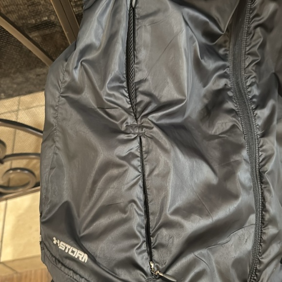 Women’s Under Armour Vest Sz L with ventilation zippered pockets - Picture 5 of 8